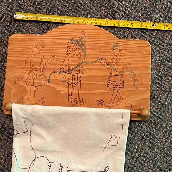 Vtg Wooden Towel Holder Maypole Dancing Plaque With Embroidered Recipe TeaCloth - Picture 3 of 14